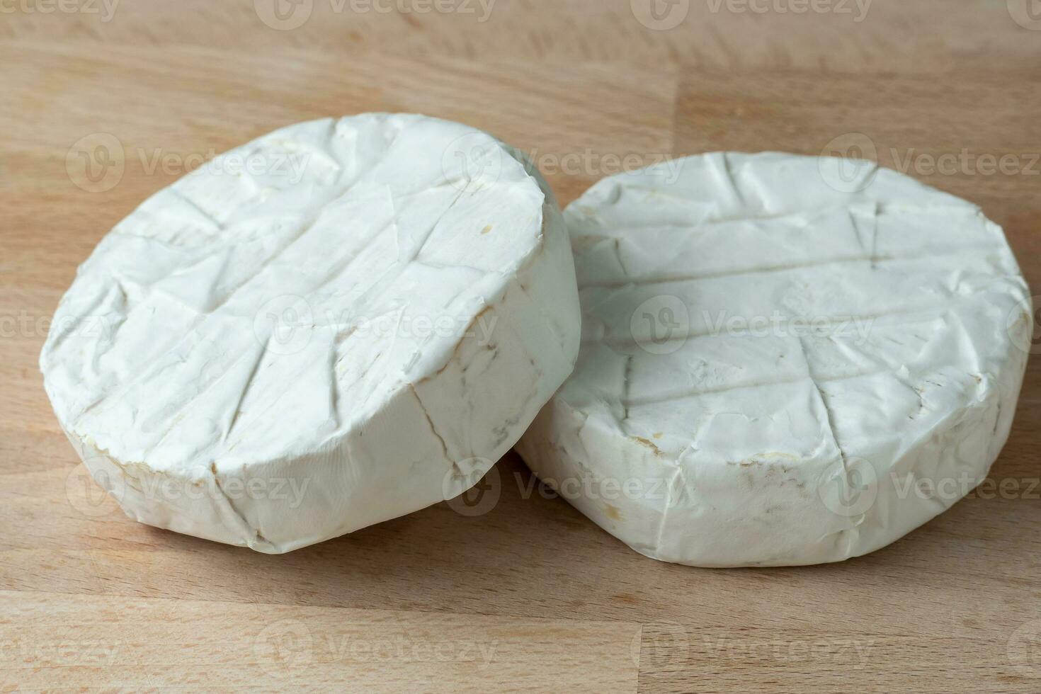 dos queso Camembert queso. preparación para interrogatorio intenso foto