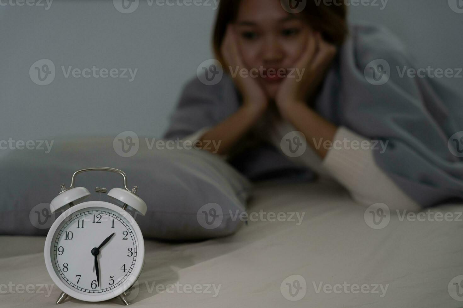 asiático mujer en cama tarde molesto a dormir sufrimiento insomnio, insomne o asustado en un pesadilla, mirando triste preocupado y estresado. cansado y dolor de cabeza o migraña despertar arriba en el medio de el noche. foto