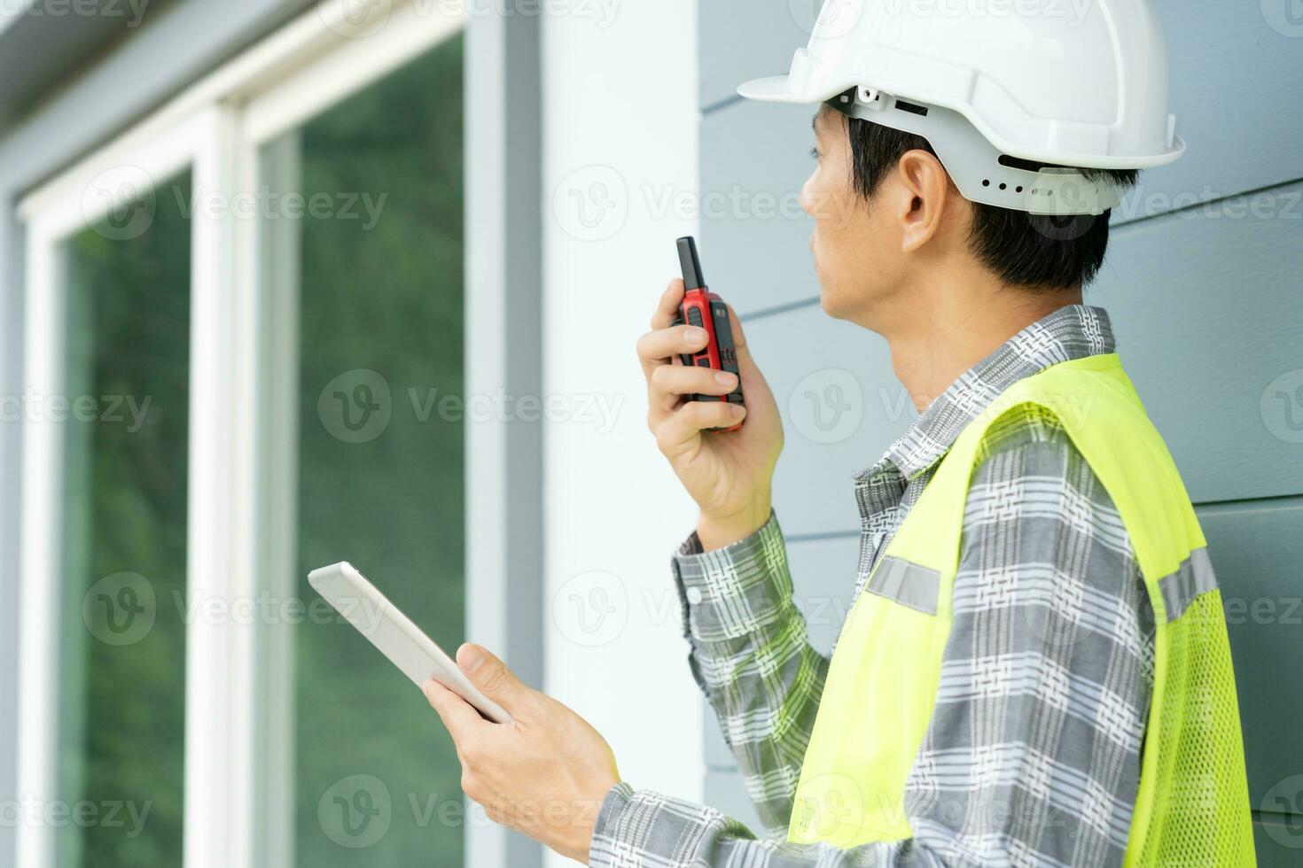 inspector o ingeniero es inspeccionando construcción y calidad garantía nuevo casa utilizando un tableta. ingenieros o arquitectos o contactor trabajo a construir el casa antes de entrega eso terminado a el dueño de casa foto