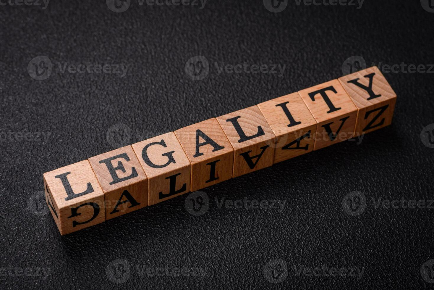 el inscripción legalidad en de madera cubitos en un oscuro hormigón antecedentes foto