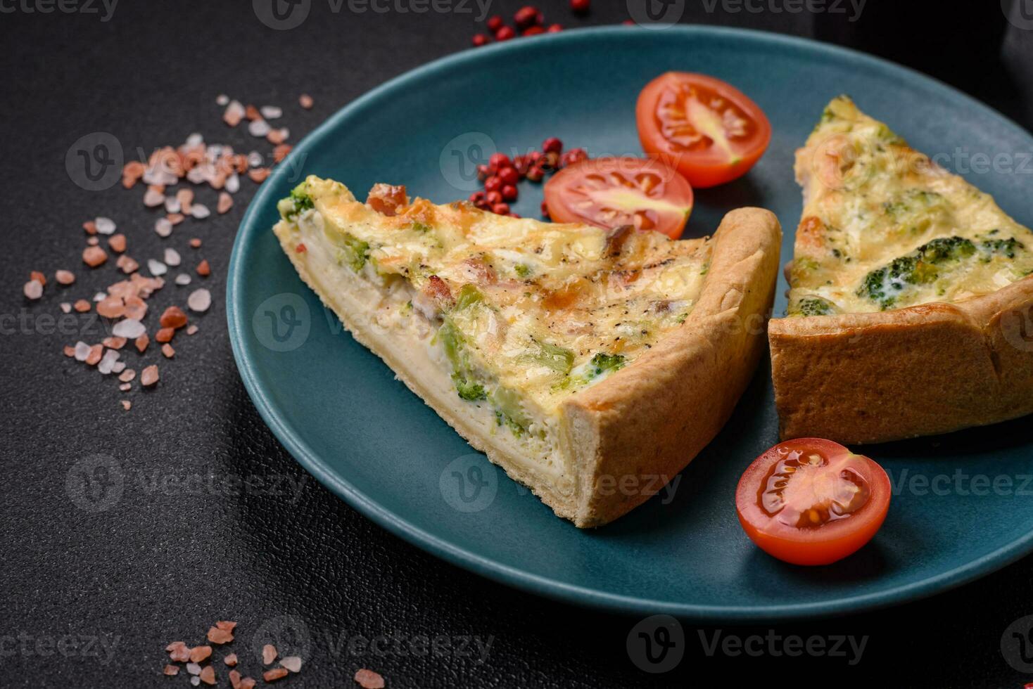 delicioso Quiche con brócoli, queso, pollo, especias y hierbas foto