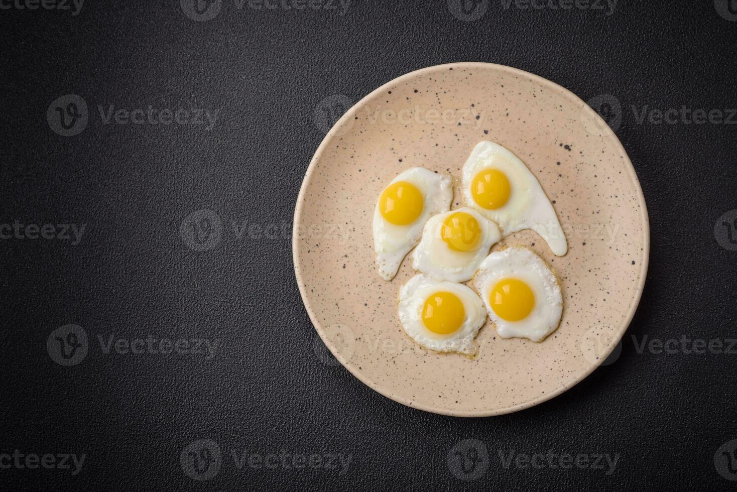 delicioso nutritivo desayuno de frito codorniz huevos, tocino, legumbres y Cereza Tomates foto