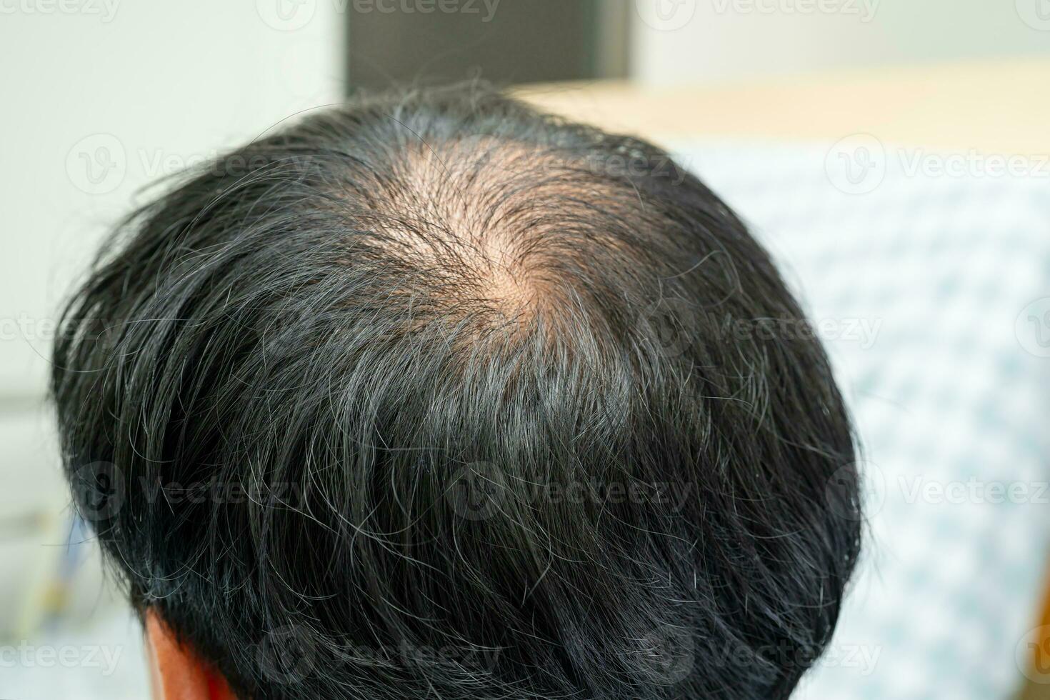 calvo en la cabeza media y sin pérdida de cabello glabro de hombre de oficina activo inteligente de negocios asiáticos maduros. foto