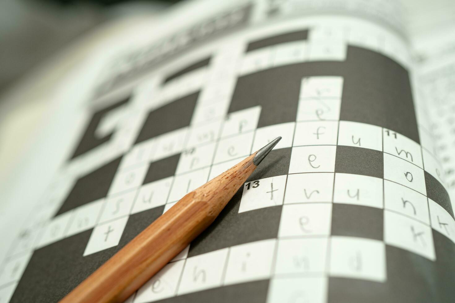 crucigrama, sudoku rompecabezas juego a mantener usted cerebro mas joven para desarrollando Alzheimer enfermedad en mayor paciente. foto