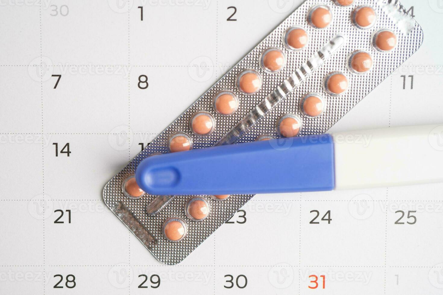 el embarazo prueba y nacimiento controlar pastillas en calendario, anticoncepción salud y medicamento. foto