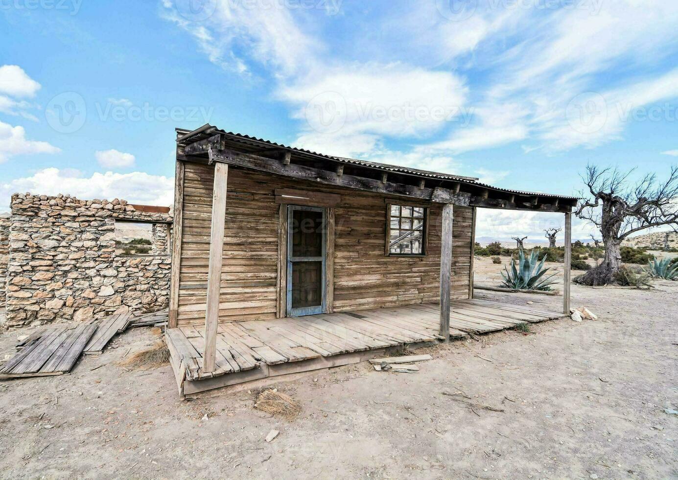 un antiguo de madera casa en el Desierto con un azul cielo foto