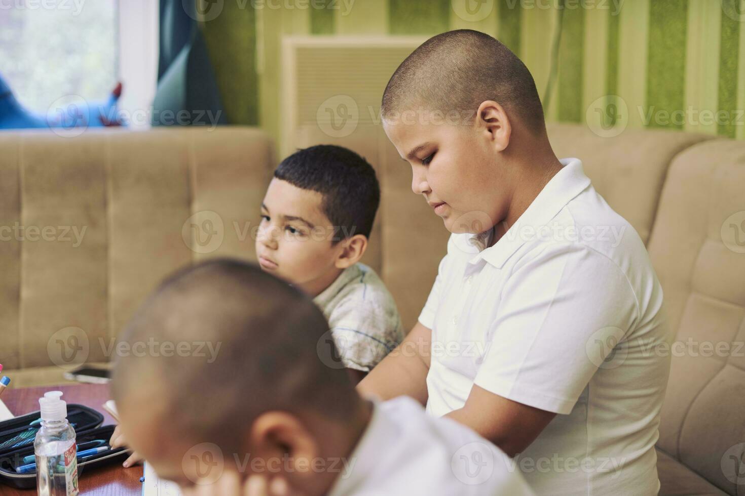 niños estudiando desde hogar foto