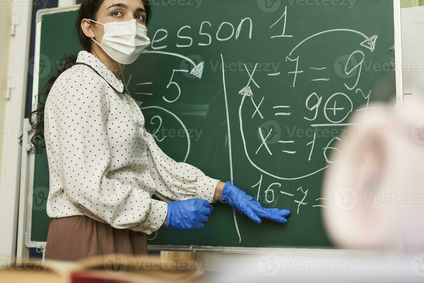 profesor enseñando durante codicioso 19 pandemia foto