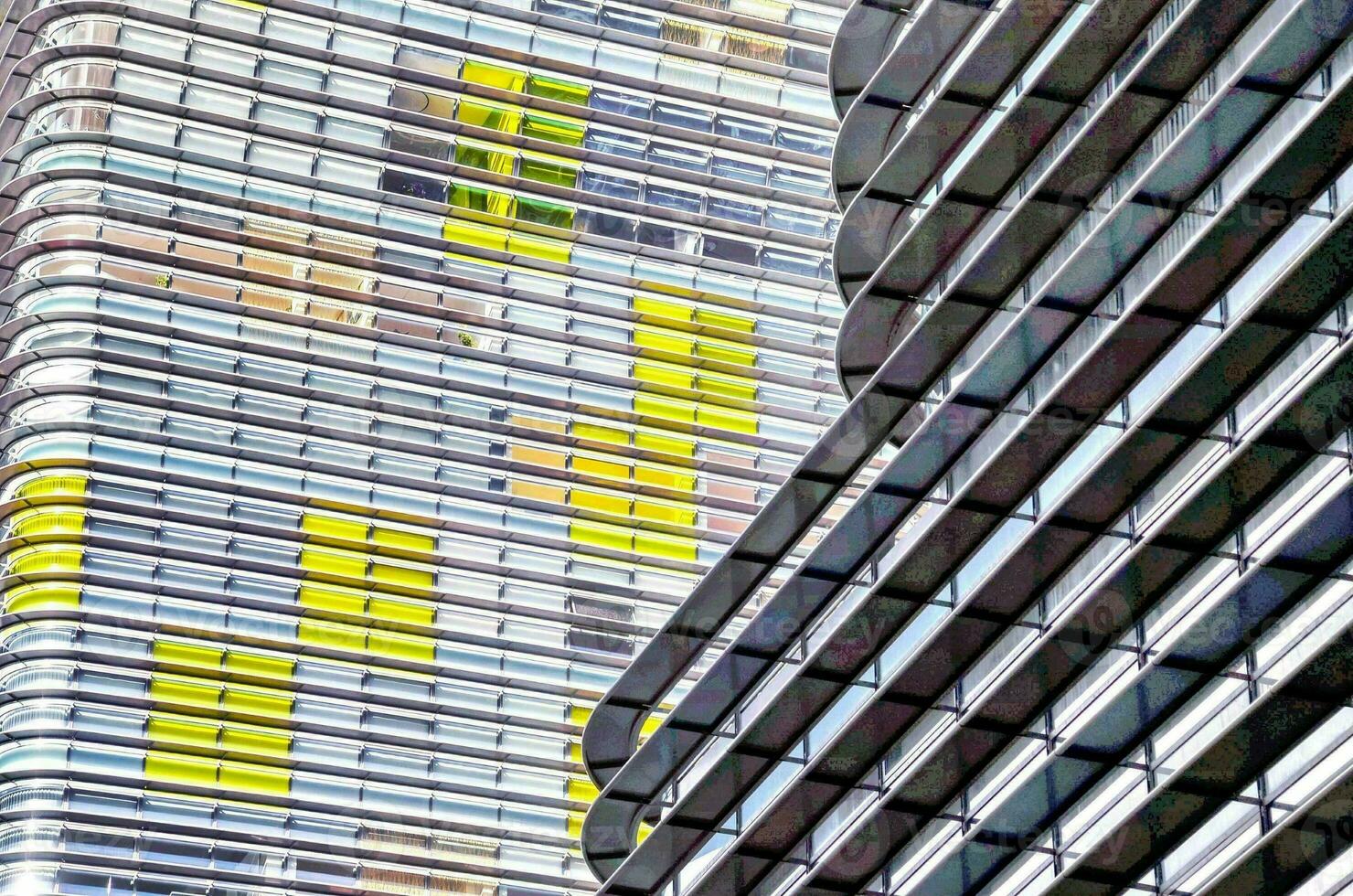 el edificio es hecho de vaso y amarillo cuadrícula foto