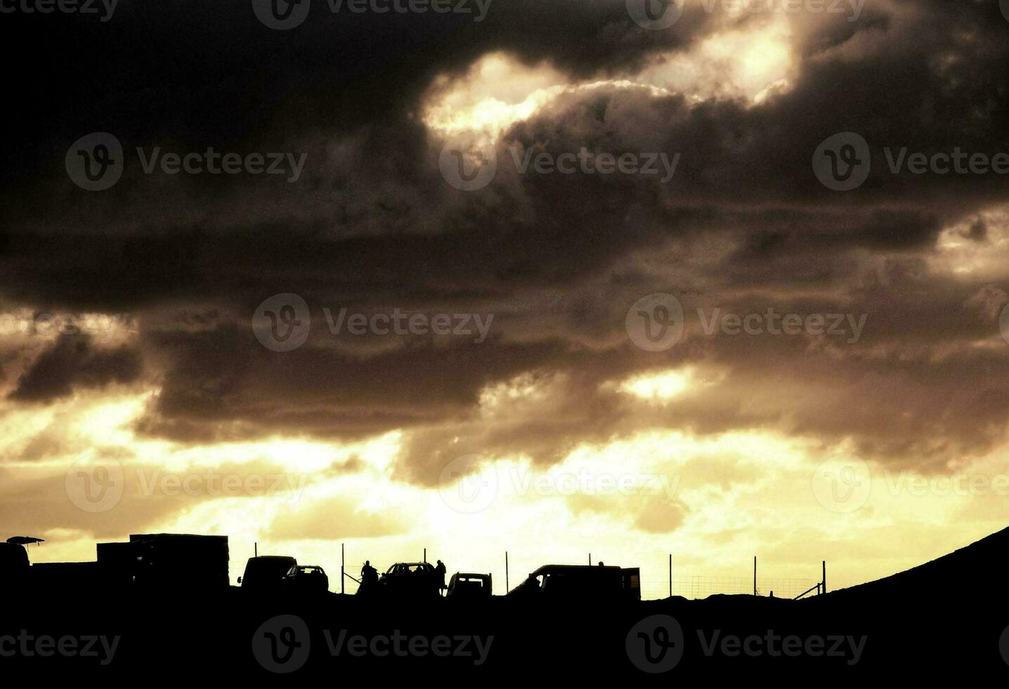 un oscuro cielo con nubes foto