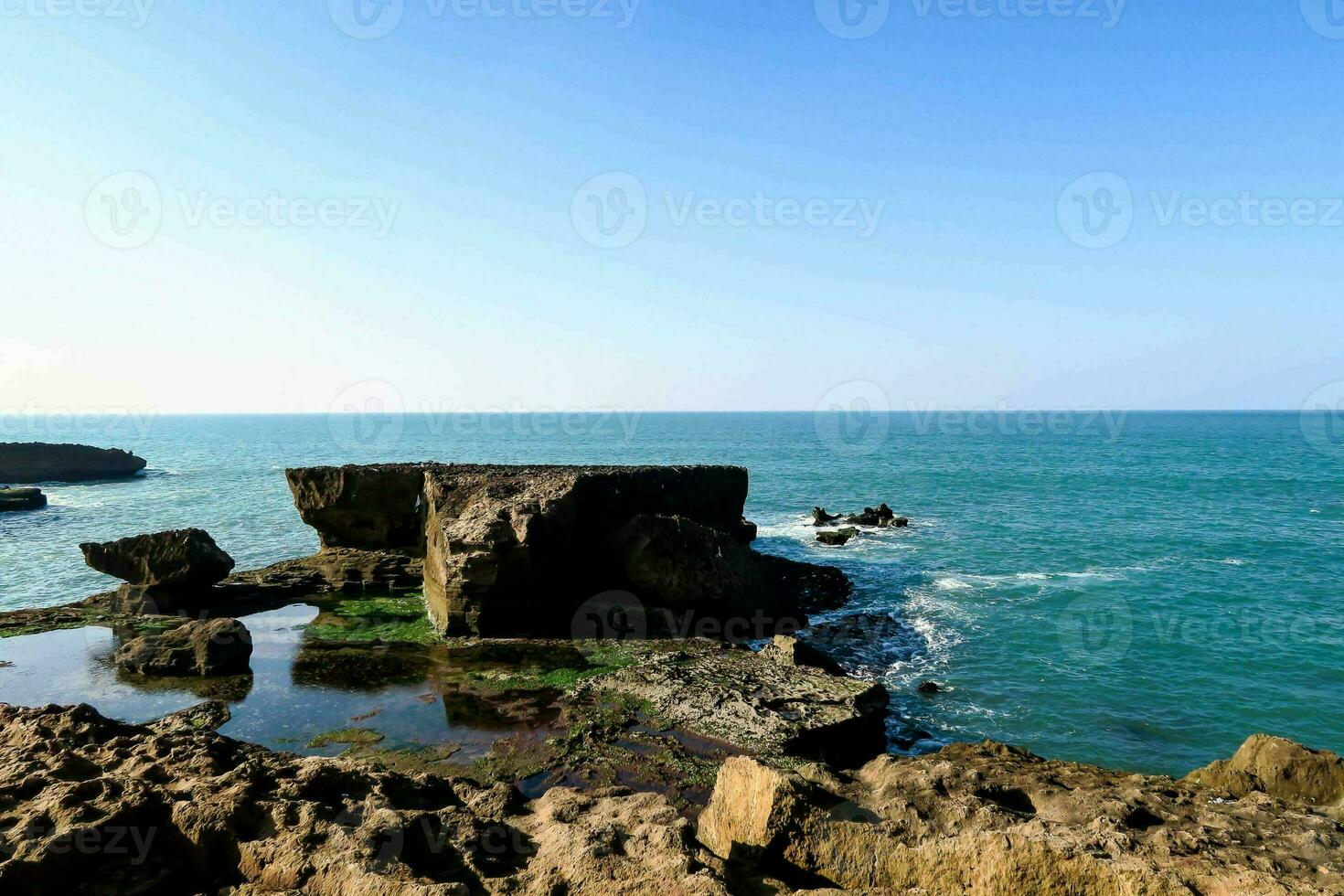 el rocoso costa de el mar en el Mañana foto