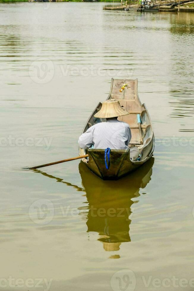 un hombre en un barco en el agua foto