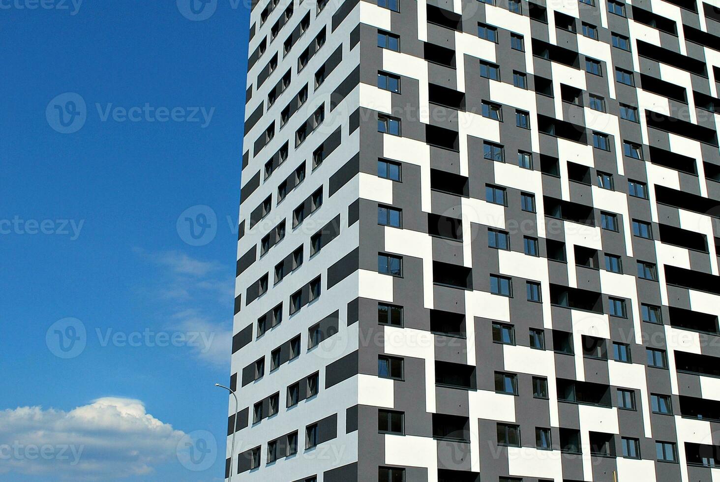 moderno Departamento edificio en soleado día. exterior, residencial casa fachada. foto