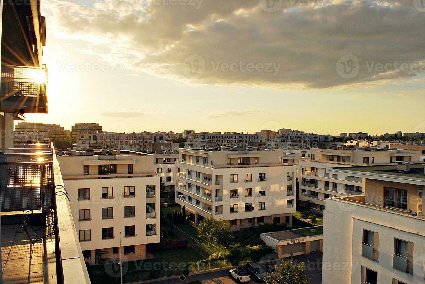 moderno Departamento edificio en soleado día. exterior, residencial casa fachada. foto