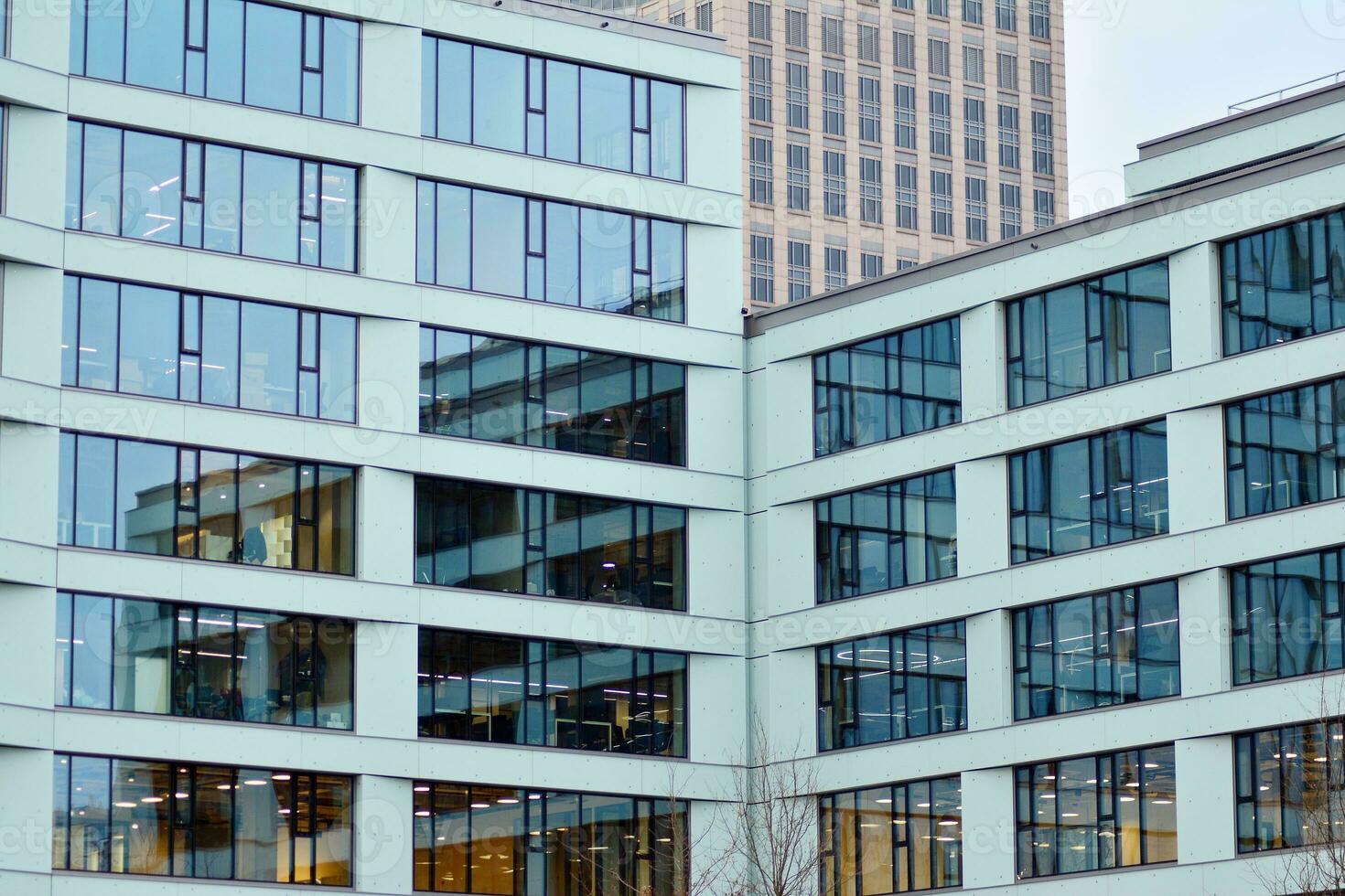 vaso edificio con transparente fachada de el edificio y azul cielo. estructural vaso pared reflejando azul cielo. resumen moderno arquitectura fragmento. contemporáneo arquitectónico antecedentes. foto