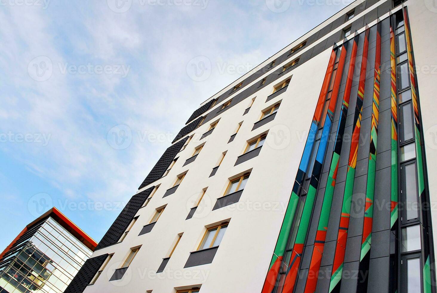 nuevo edificio de apartamentos con balcones de cristal. casas de arquitectura moderna junto al mar. Gran acristalamiento en la fachada del edificio. foto