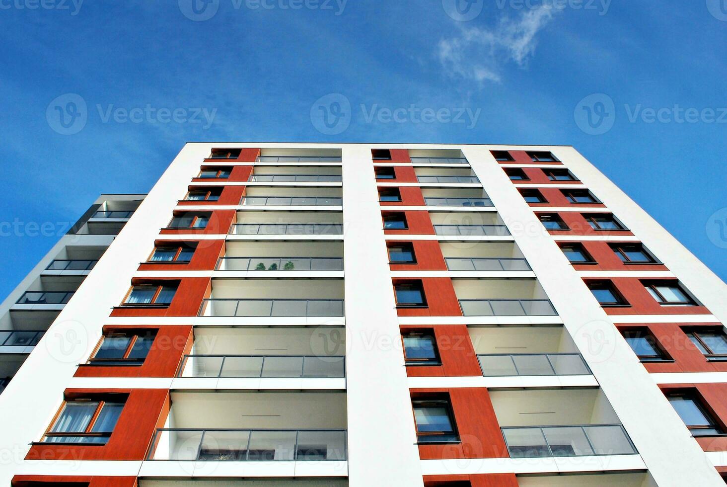 nuevo edificio de apartamentos con balcones de cristal. casas de arquitectura moderna junto al mar. Gran acristalamiento en la fachada del edificio. foto