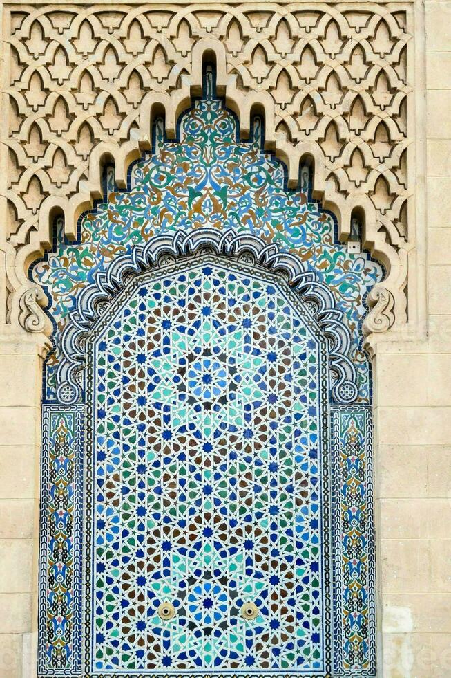 un decorativo ventana con intrincado diseños en eso foto