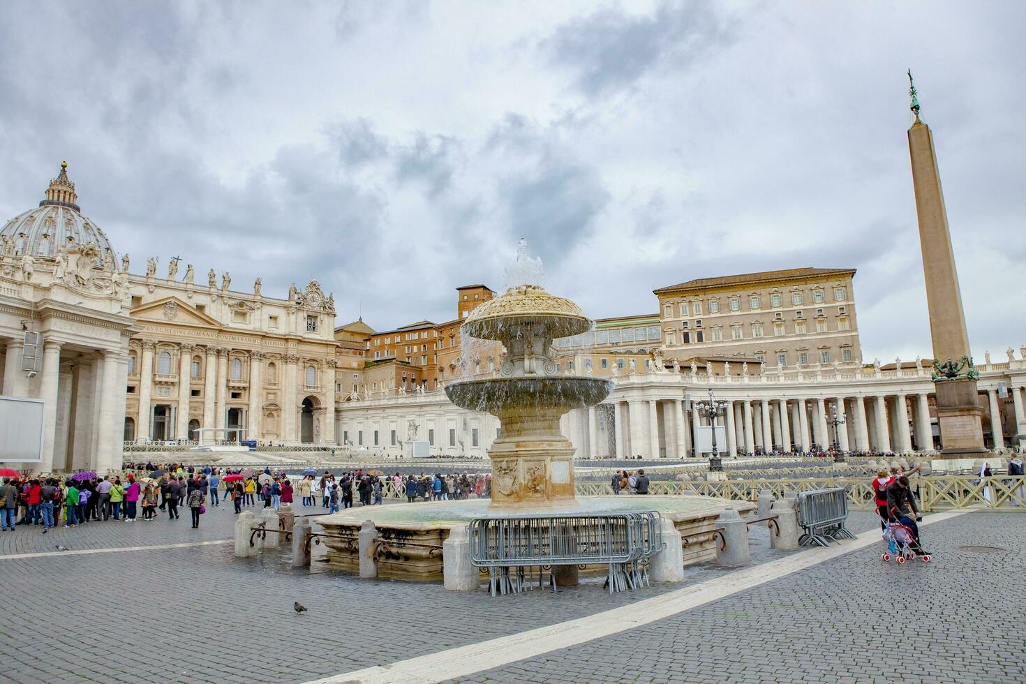San Pedro Vaticano Roma Italia - noviembre 8 turista tomando un foto en frente de San Pedro basílica Iglesia en noviembre 8 , 2016 en Roma Italia