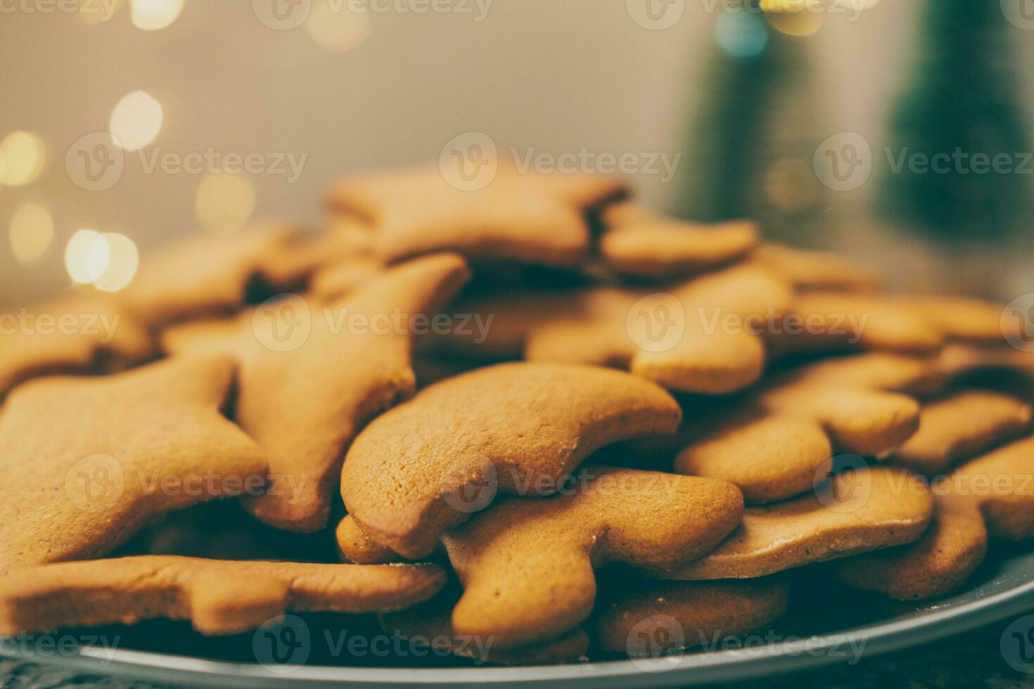 The delectable treats, adorned with a dusting of sugar and aromatic spices, radiate a cozy photo