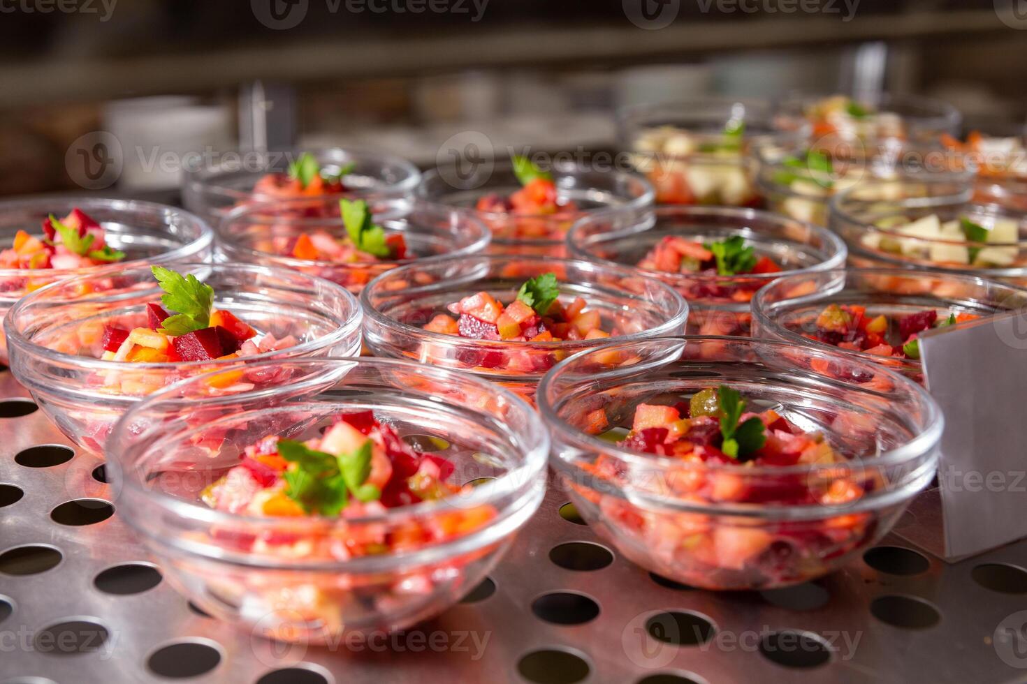 platos con varios pasteles en el cafetería ventana. foto