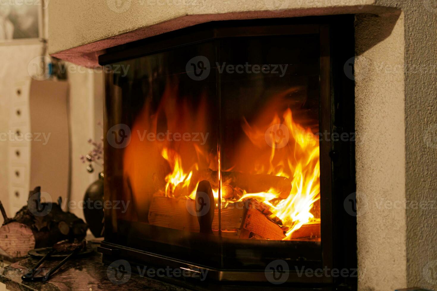 fuego en un hogar en el vivo habitación con accesorios foto