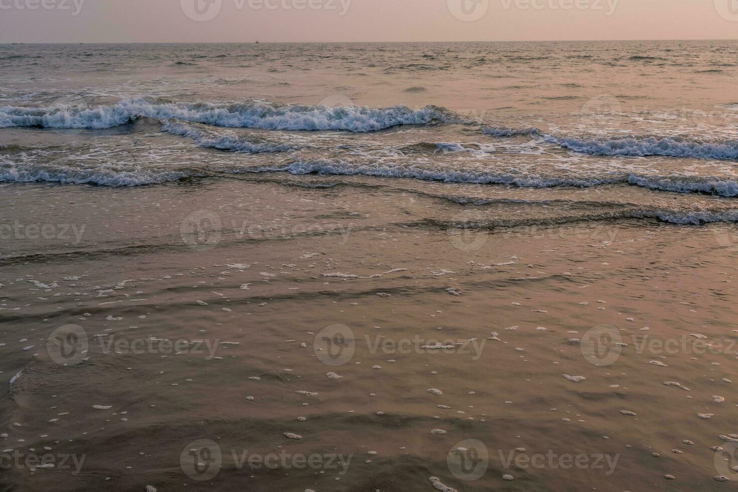 espuma de mar o Oceano olas en contra el fondo de el ajuste Dom foto