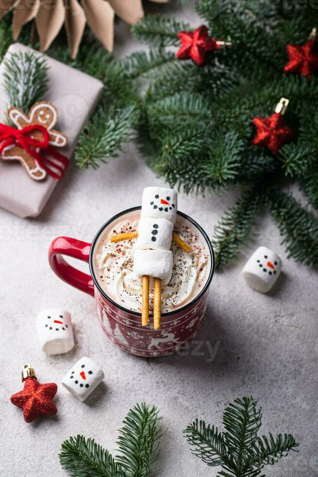 caliente chocolate con monigote de nieve malvavisco foto