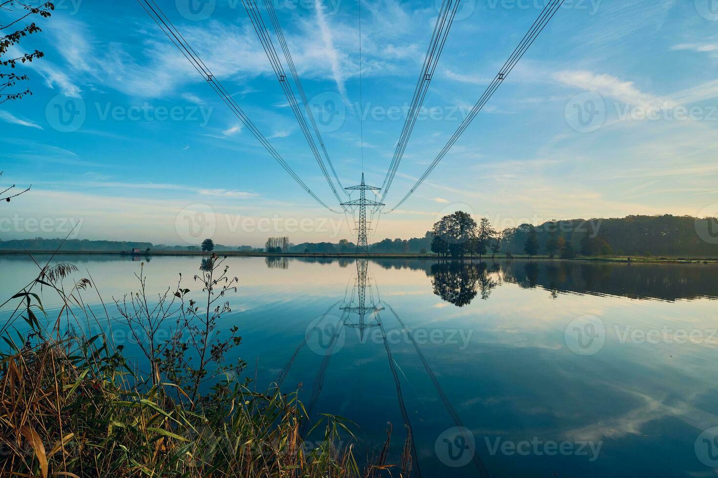 poder línea terminado lago en del Norte Alemania foto