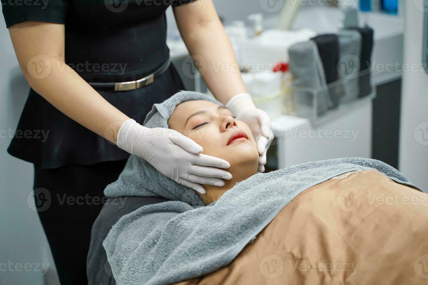 Cosmetologists preparation for a facial and spa treatment to woman client in beauty clinics, spa and beauty skin concept. photo