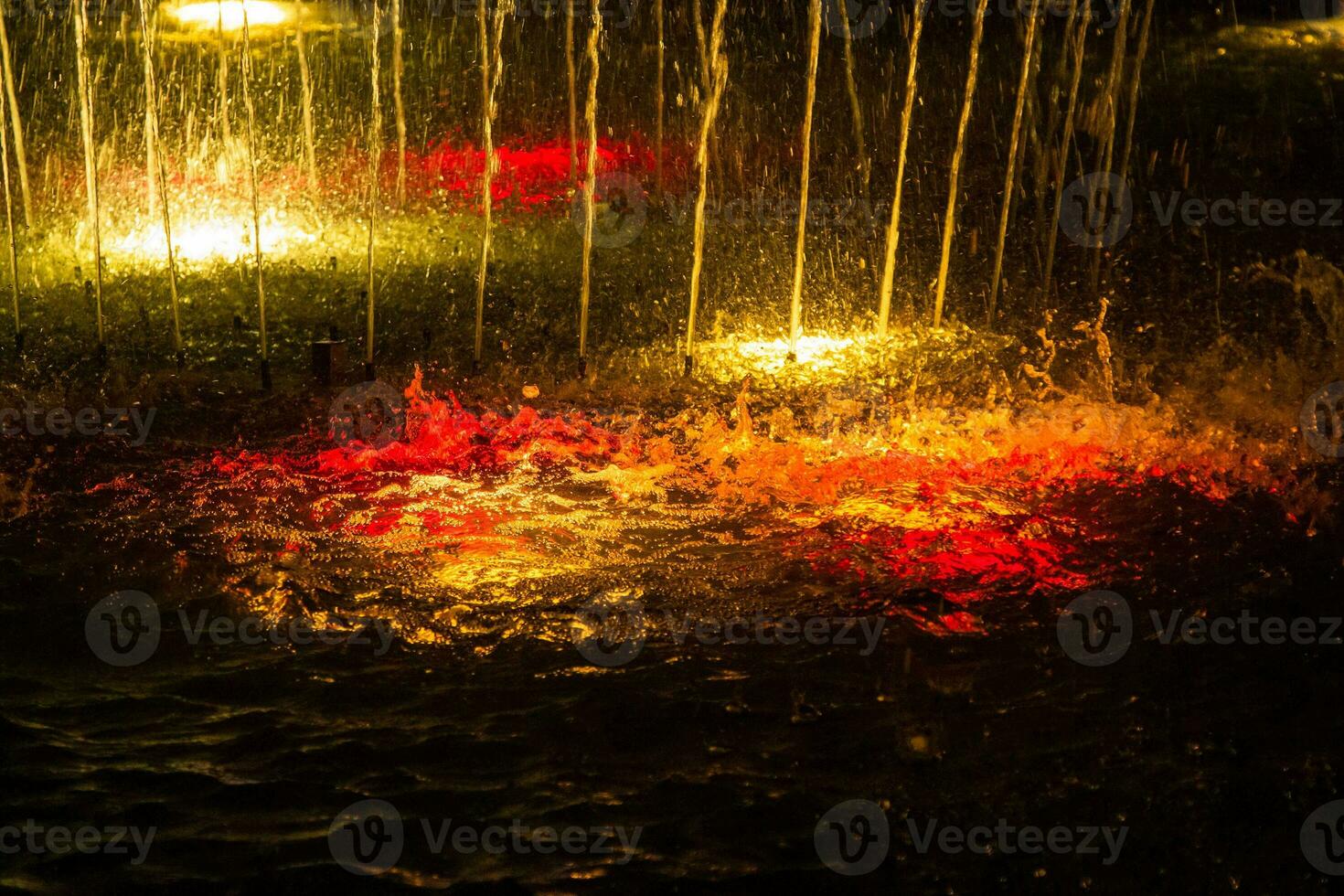 agua superficie en bailando fuente de cerca en noche foto