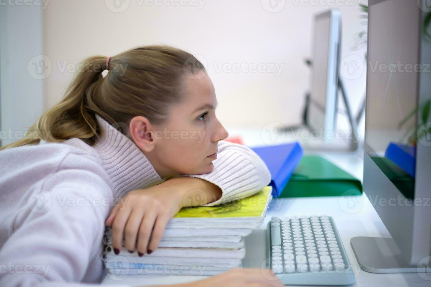 joven mujer es triste a el lugar de trabajo. oficina trabajo concep foto