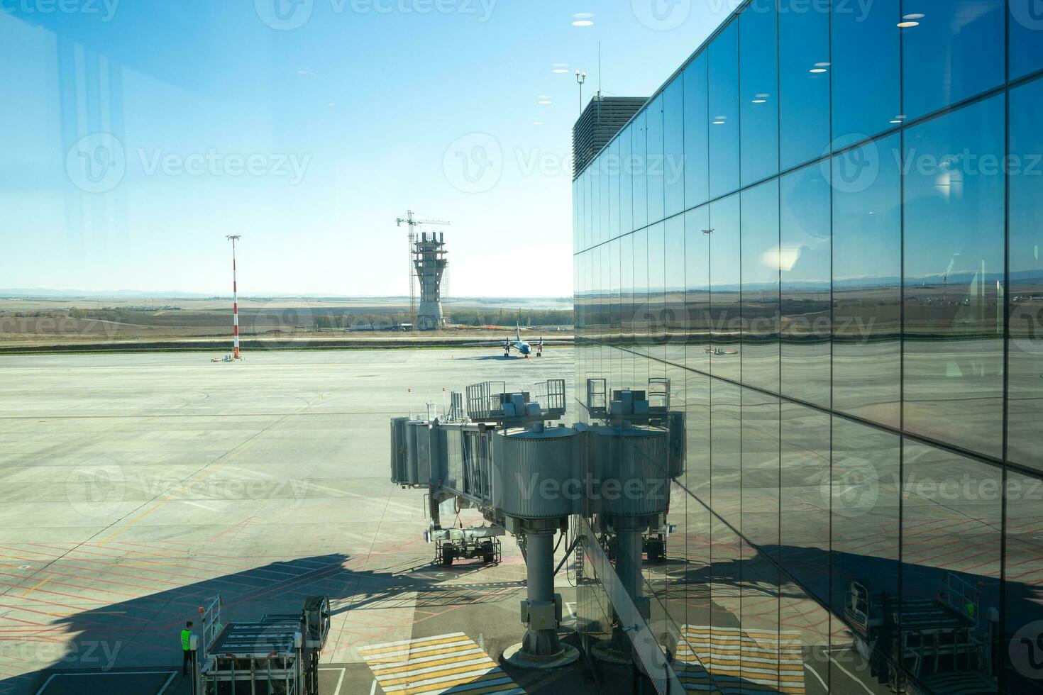 ver de el aeropuerto pista mediante el ventana foto