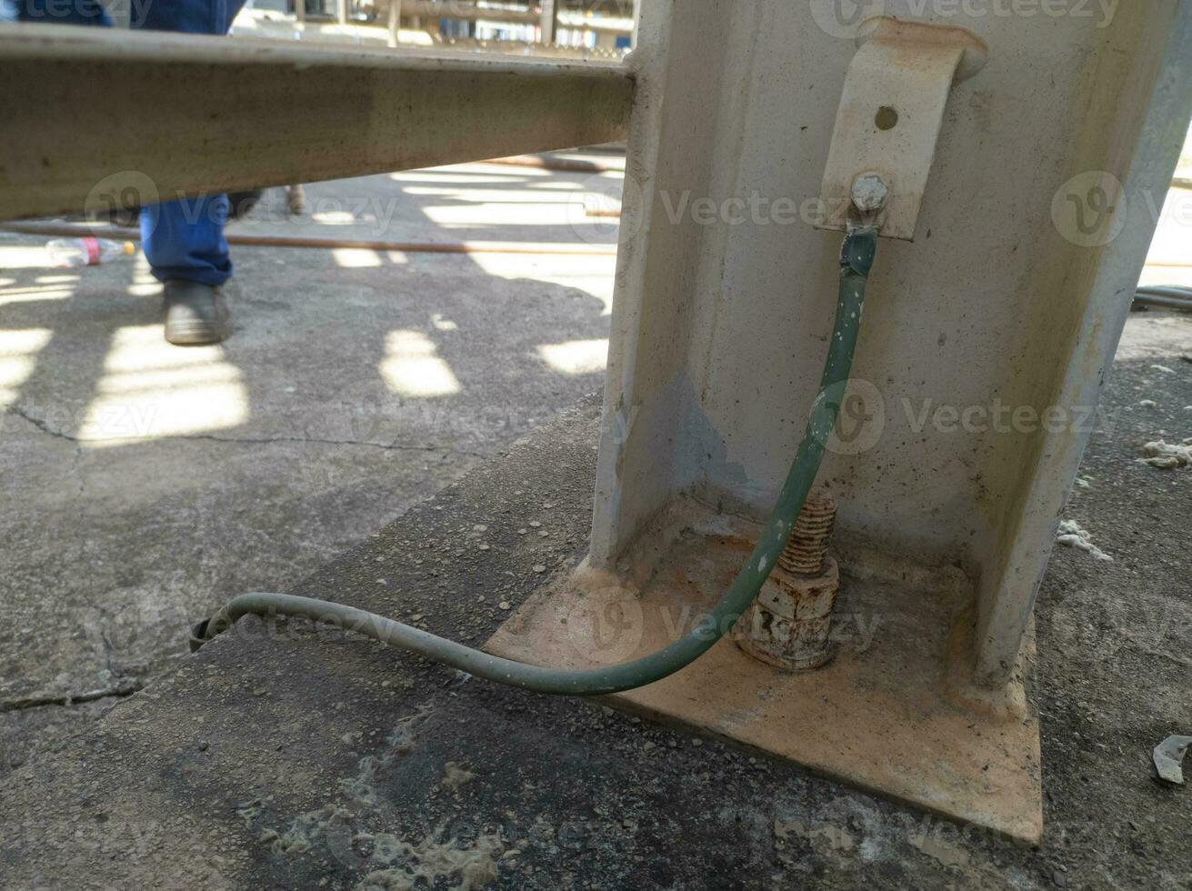 toma de tierra eléctrico cables y cobre varillas plantado en el suelo función a sala apagado relámpago en alto edificios y corto circuitos foto