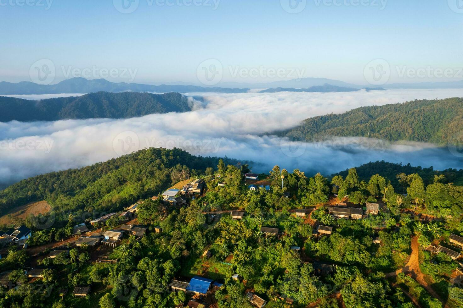 aéreo ver de pueblo y mar de niebla a huai kup cap, chiang Mai, Tailandia foto