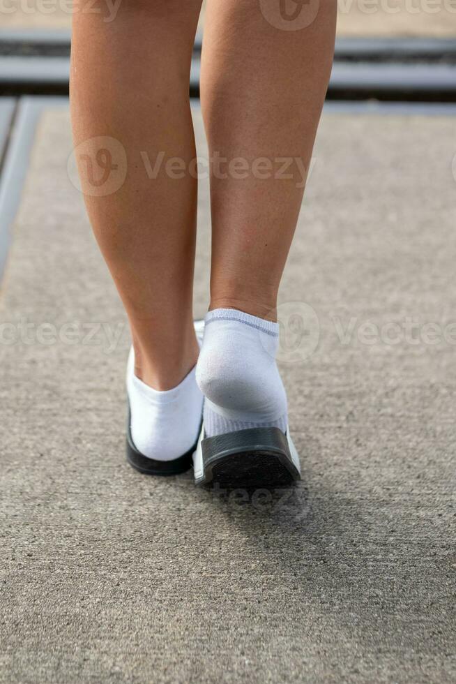 un mujer con blanco calcetines y sandalias en verano foto