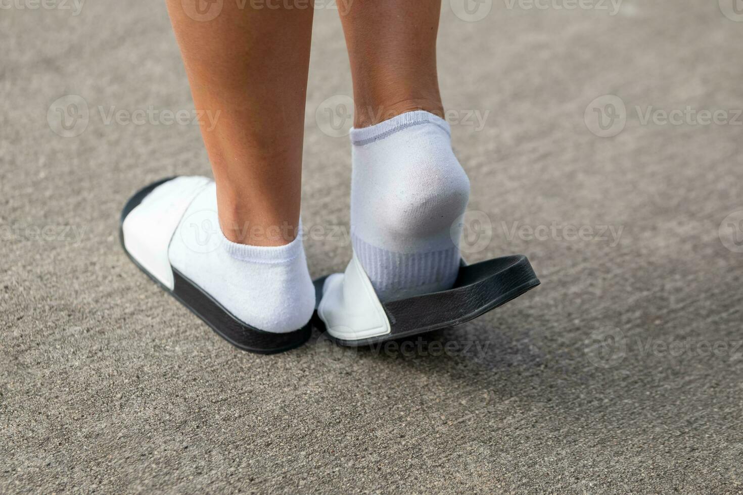un mujer con blanco calcetines y sandalias en verano foto
