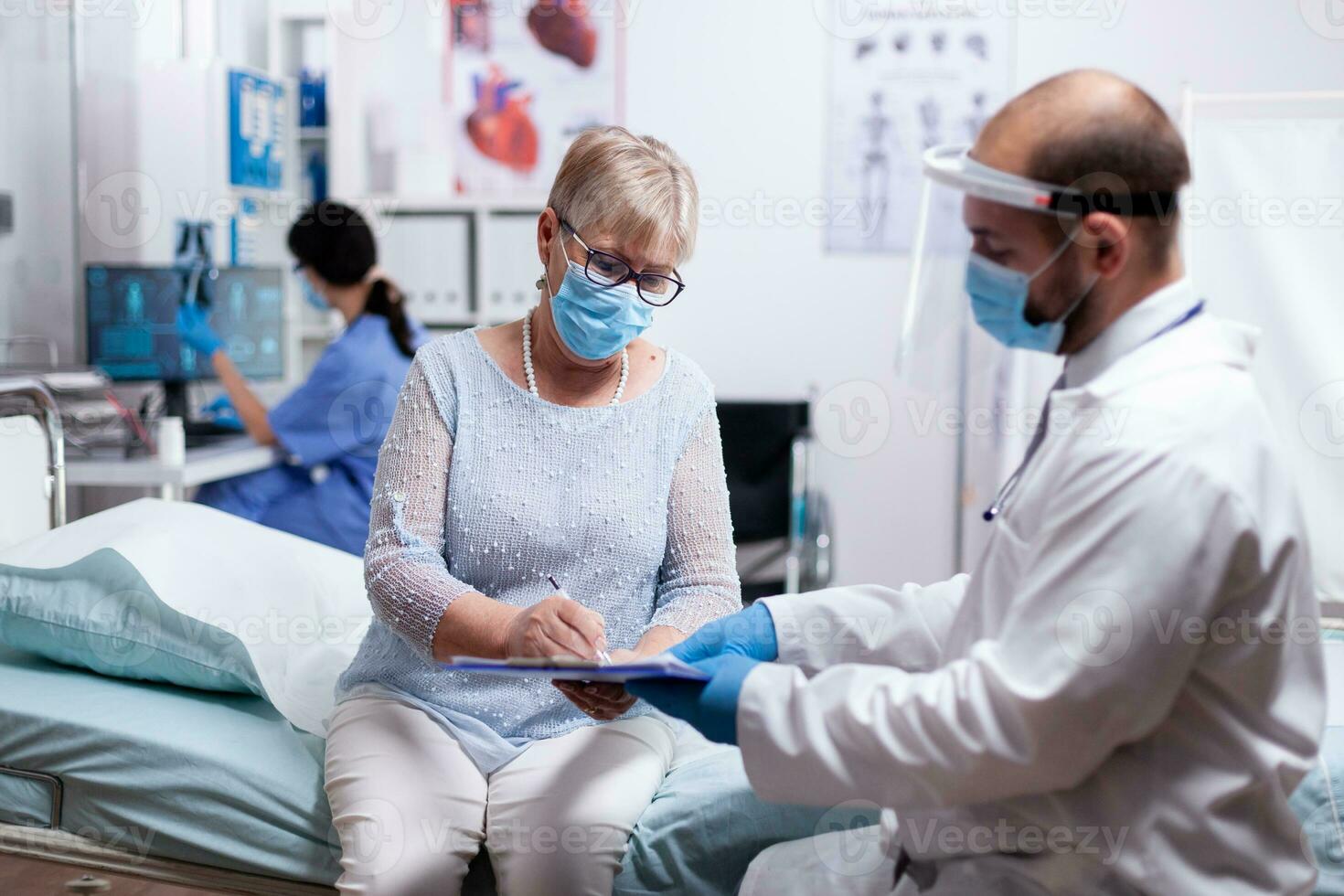 mayor mujer firma médico prueba resultados durante consulta con médico en hospital examen habitación y vistiendo cara máscara contra codicioso para la seguridad precaución. foto