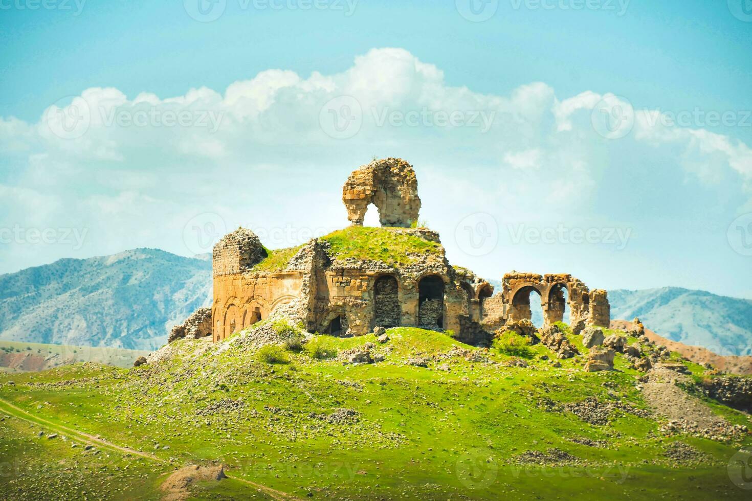 vista aérea de arriba hacia abajo vista redonda ruinas de la catedral ortodoxa georgiana de bana en turquía. famoso hito georgiano foto