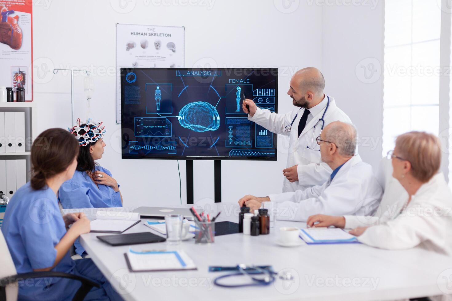 médico señalando médico radiografía a hospital compañeros de trabajo analizando cerebro enfermedad presentación utilizando alto tecnología en reunión habitación. hospital equipo supervisión enfermo tratamiento para cuidado de la salud pericia foto