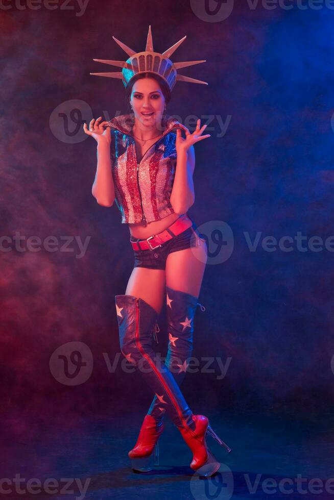 joven mujer en etapa disfraz de estriptís bailarín posando foto