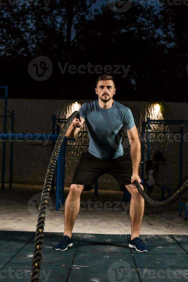 hombre haciendo ejercicio con cuerda foto