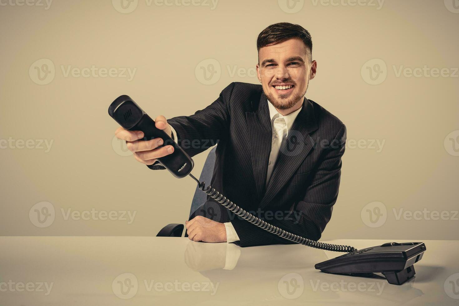 retrato de atractivo empresario participación teléfono en su mano foto