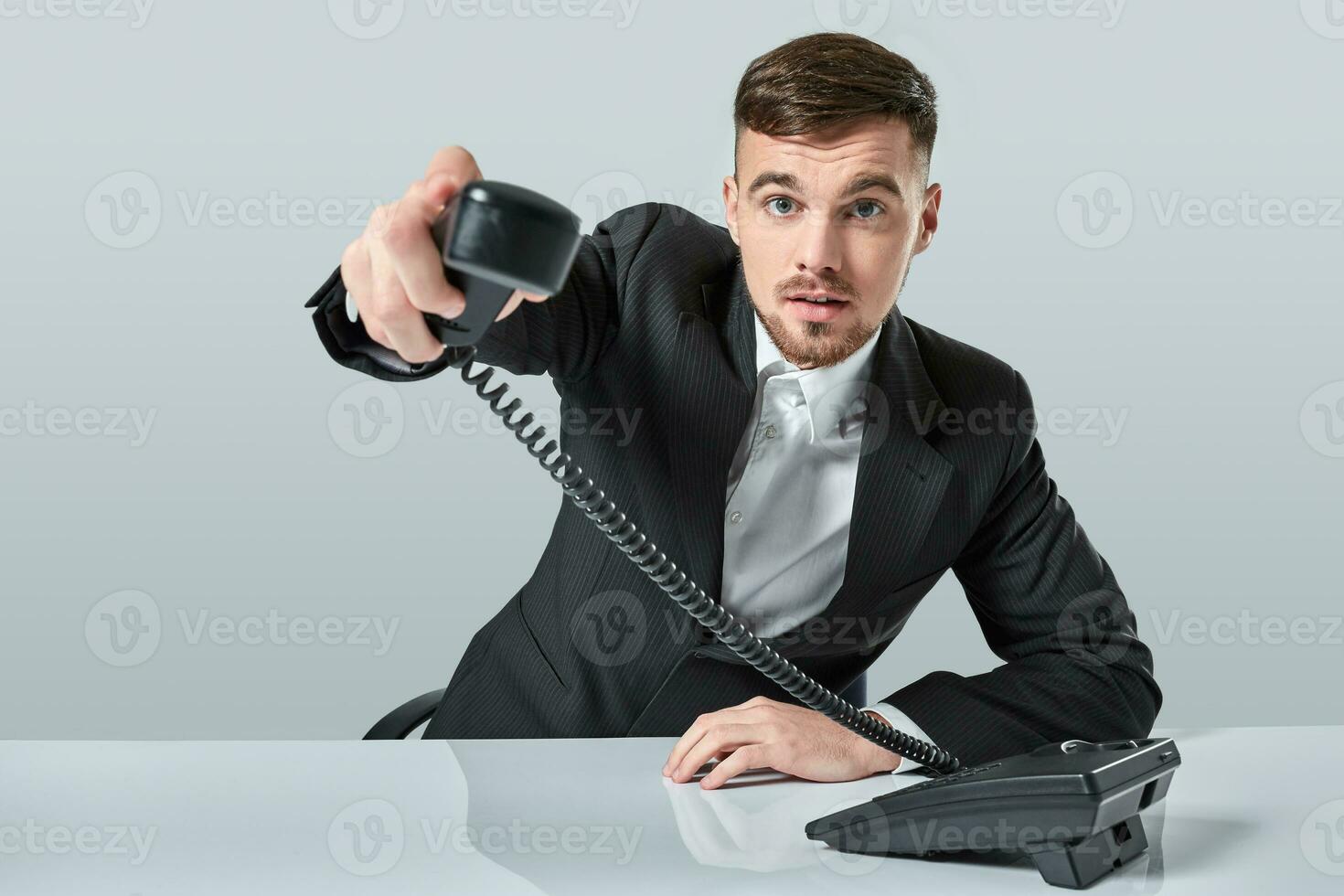 retrato de atractivo empresario participación teléfono en su mano. esta llamada es para usted concepto foto