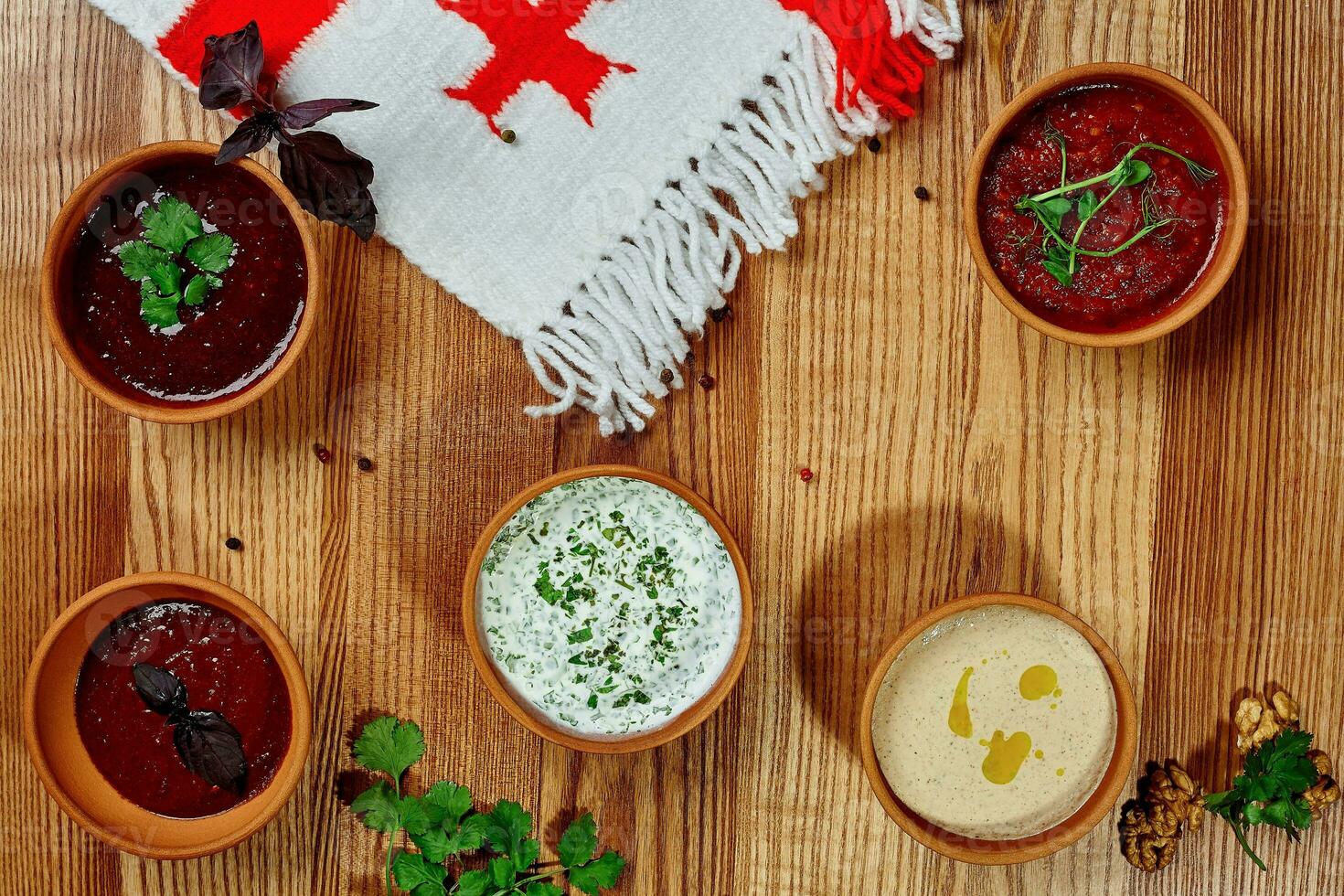 cinco arcilla bochas con tradicional georgiano salsas foto