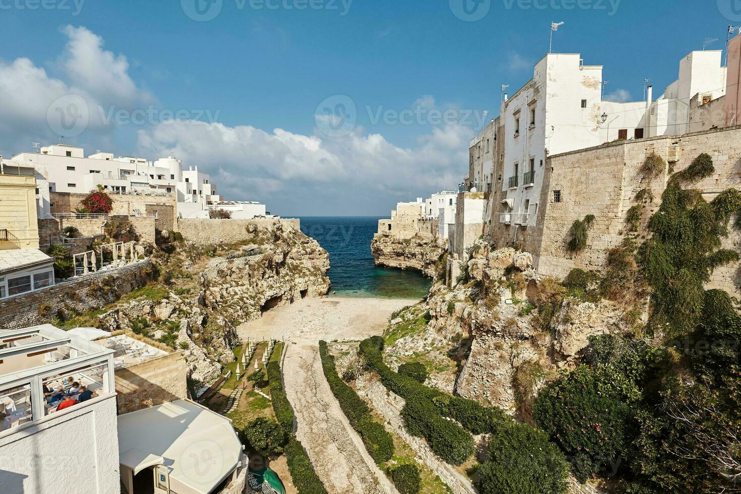 hermosa paisaje de polignano un yegua, pueblo en el provincia de barí, puglia. foto