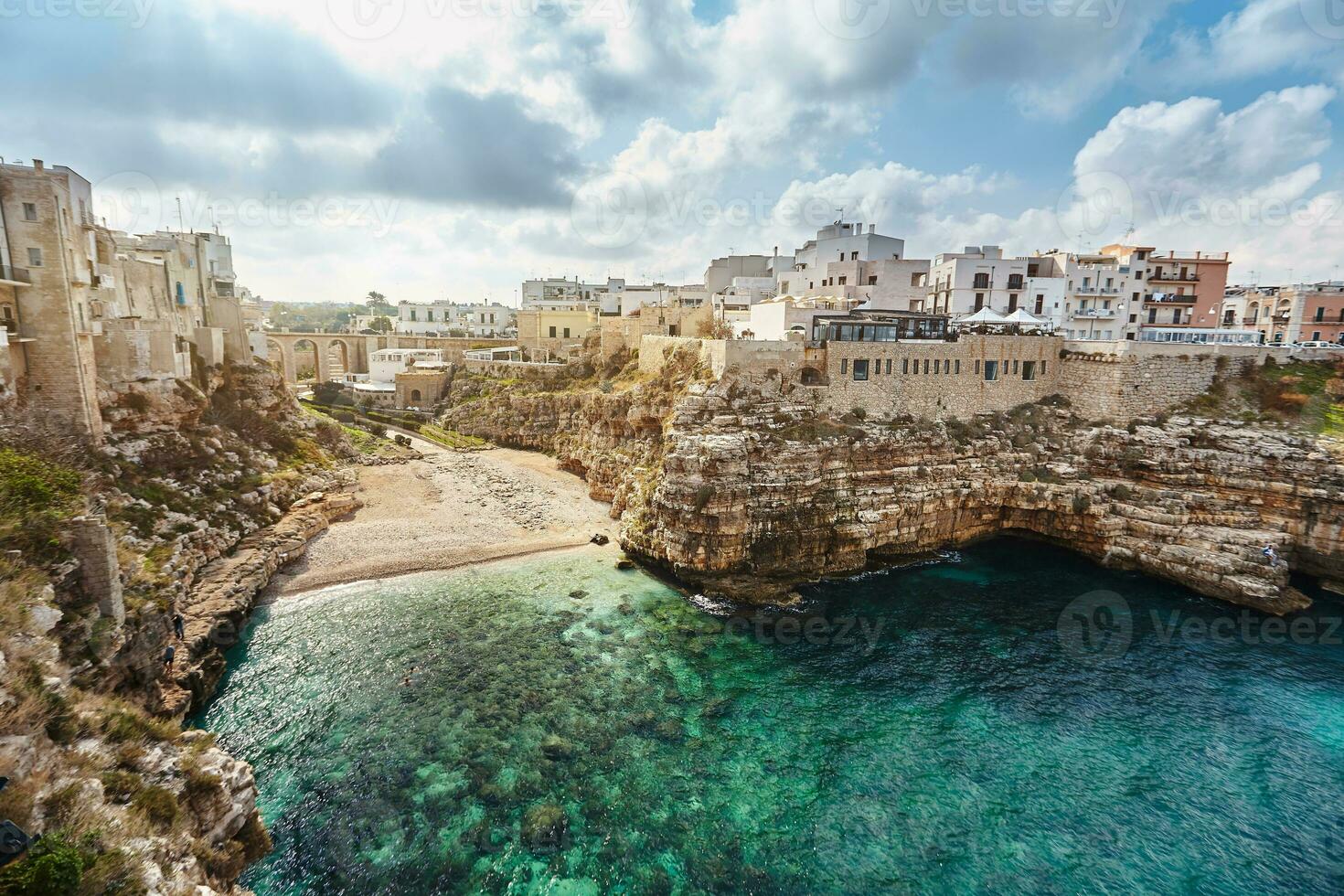 hermosa paisaje de polignano un yegua, pueblo en el provincia de barí, puglia. foto