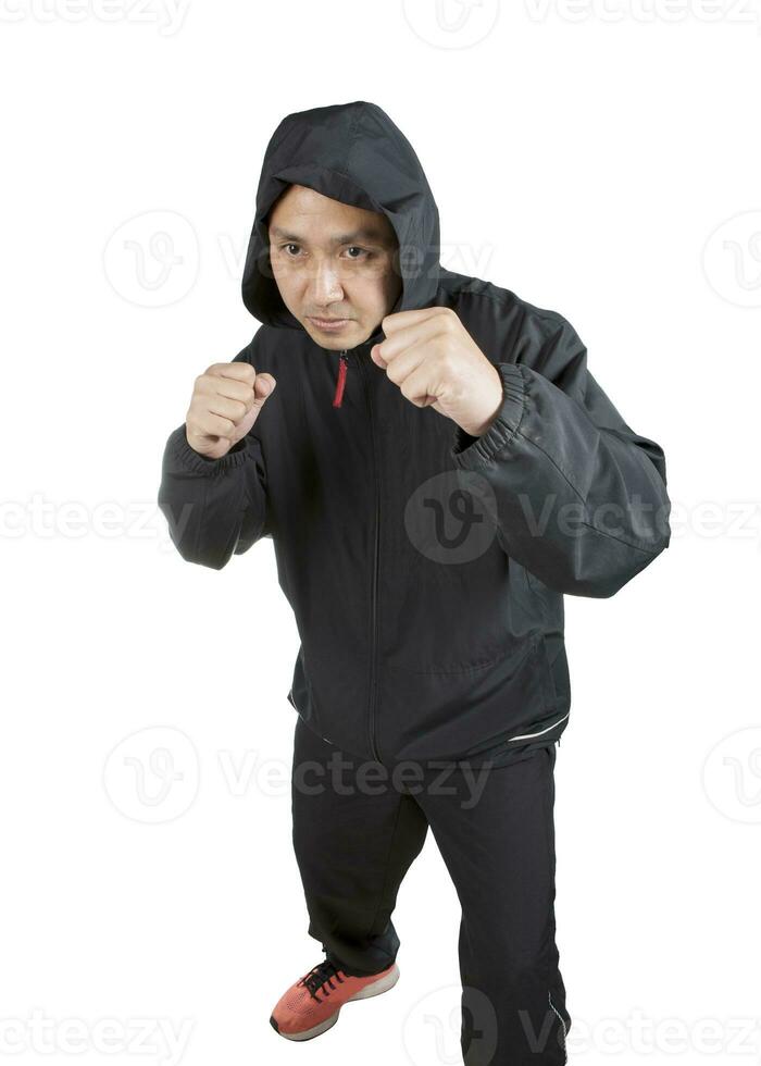 asiático Boxer hombre vistiendo negro capucha chaqueta actitud boxeo interino aislado blanco antecedentes foto