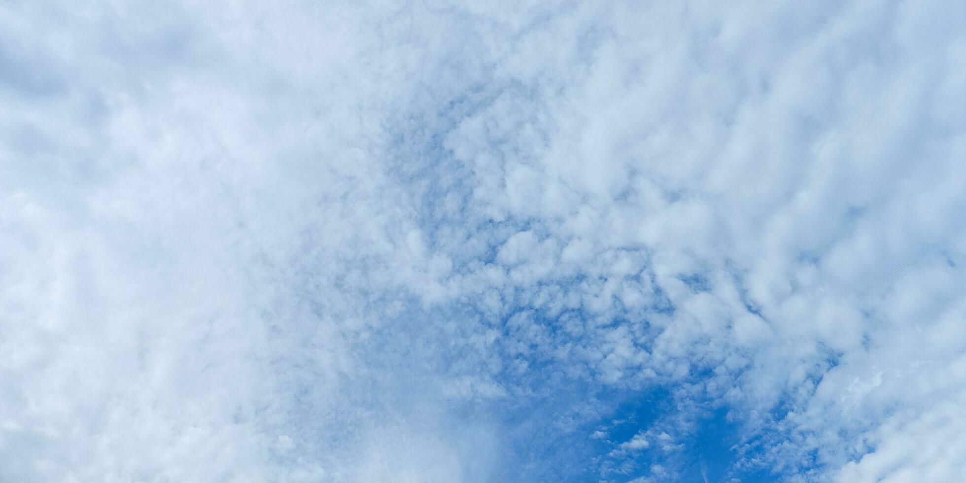 fondo blanco claro degradado de nubes de cielo azul de verano. belleza claro nublado in sol tranquilo brillante invierno aire bacground. sombrío paisaje cian vívido en el medio ambiente día horizonte vista del horizonte viento de primavera foto