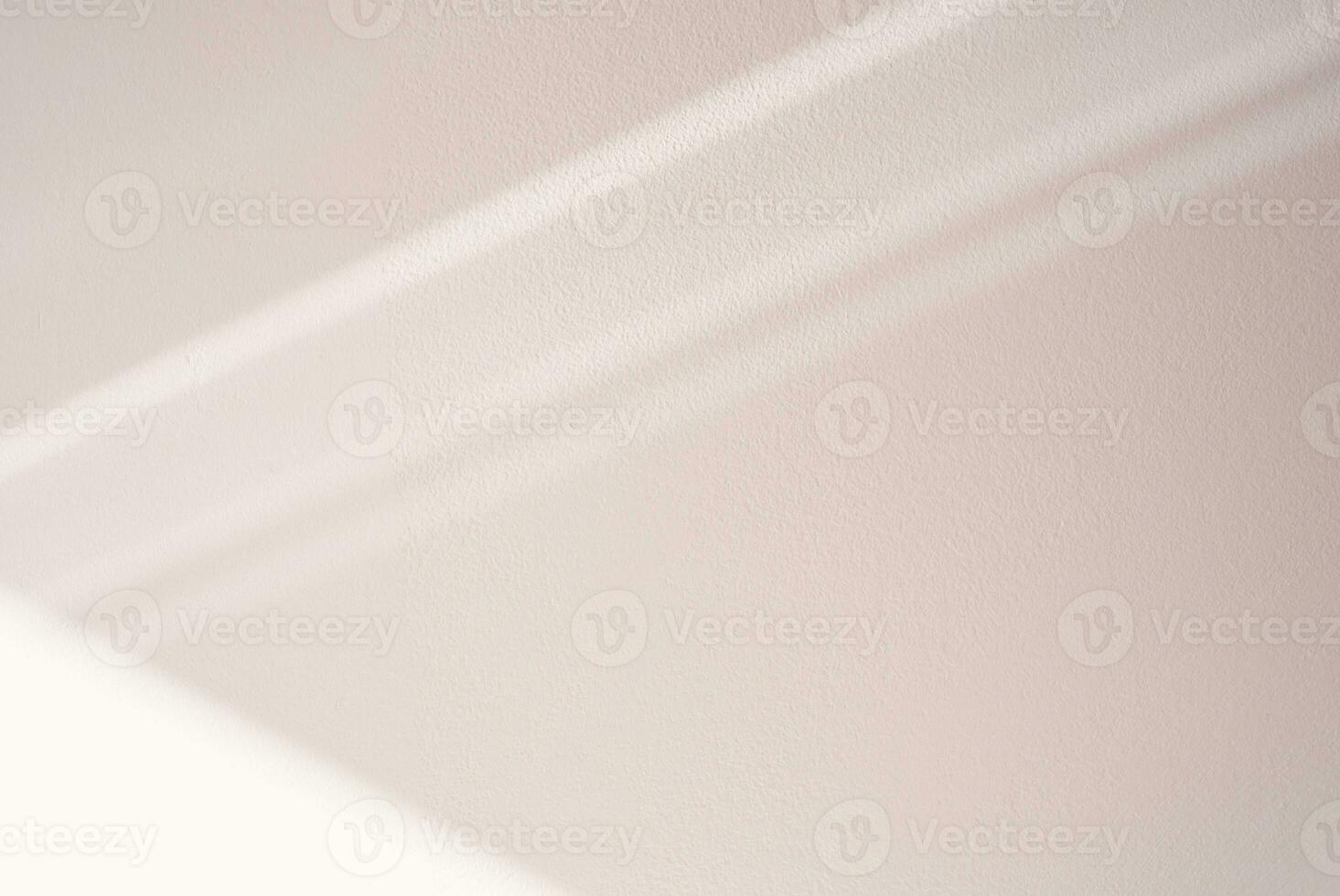 antecedentes beige pared estudio con luz, sombra, vacío crema hormigón cocina escritorio monitor superficie textura con luz del sol, telón de fondo banco cemento parte superior estante Bosquejo para producto presentación en web bandera foto